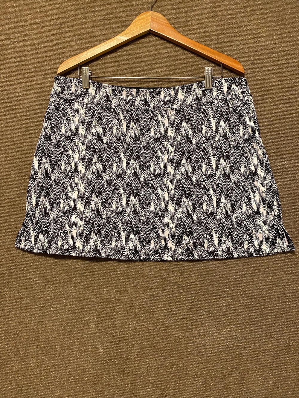 Tranquility by Colorado Clothing Black White Chevron Athletic Skort XL